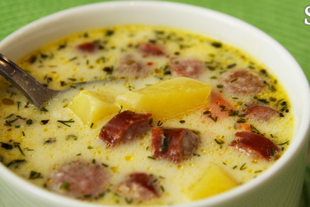 Фото к рецепту: Обед по-быстрому. простой сливочный суп с охотничьими колбасками.