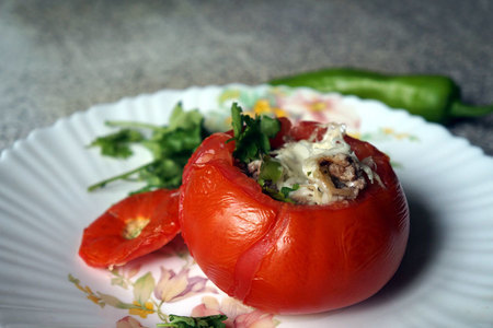 Фото к рецепту: Фаршированные помидоры в духовке