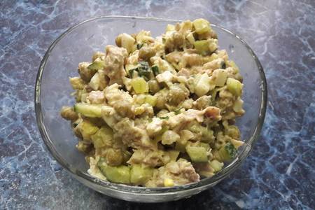 Фото к рецепту: Салат с курицей и горошком