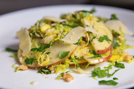 Фото к рецепту:  салат с брюссельской капустой