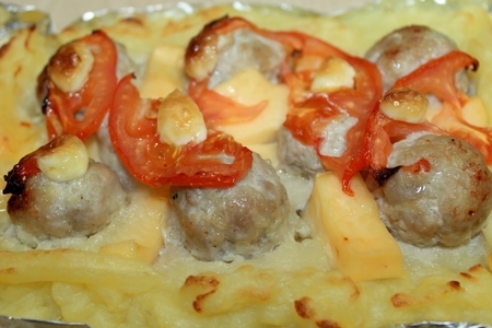 Фото к рецепту: Фрикадельки в духовке с картофелем и сыром
