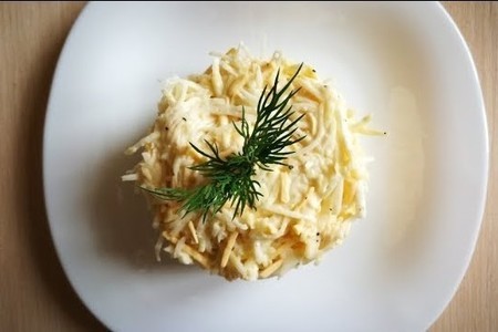 Фото к рецепту: Салат с сельдереем и сыром