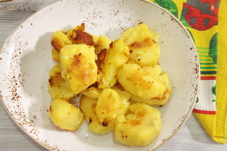 Фото к рецепту: Сливочный картофель с хрустящей корочкой в духовке