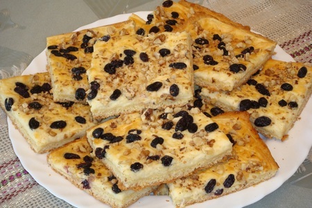 Фото к рецепту: Творожный пирог с изюмом и орехами