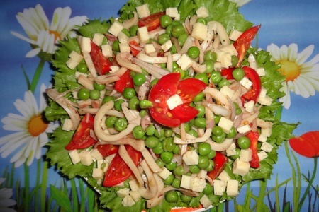 Фото к рецепту: Салат с кальмарами и горошком
