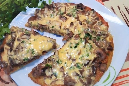 Пицца из картофеля с грибами и сыром.