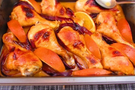 Фото к рецепту: Куриные ножки с апельсином и луком