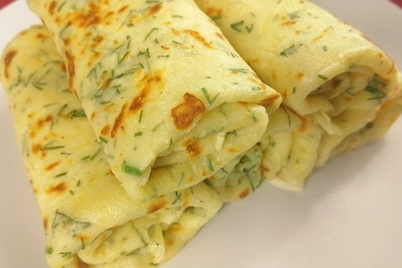 Фото к рецепту: Блинчики с сыром и зеленью.