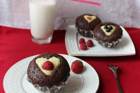 Фото к рецепту: Шоколадные маффины "валентинки"