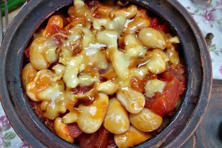 Запеченная фасоль с томатами и сыром