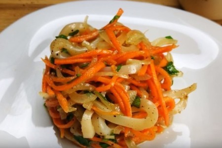 Фото к рецепту: Салат с маринованными кальмарами
