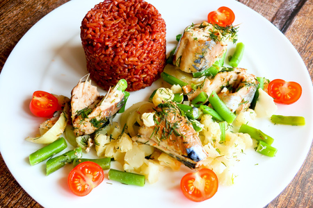 Фото к рецепту: Сочная рыба с овощами