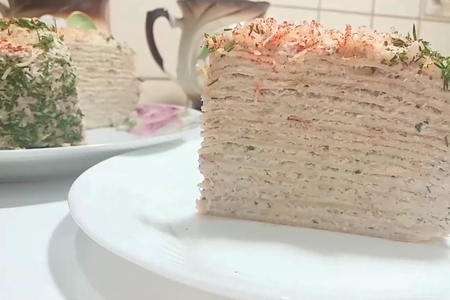 Фото к рецепту: Вкуснейший закусочный блинный торт с курицей и грибами