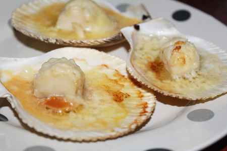 Фото к рецепту: Морской гребешок с пармезаном и сливочным маслом