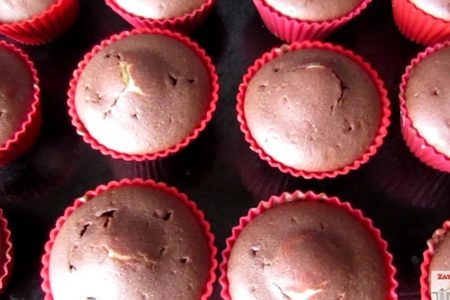 Фото к рецепту: Шоколадные кексы с творожной начинкой