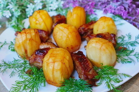 Картофель с ребрышками в духовке под вкуснейшим соусом