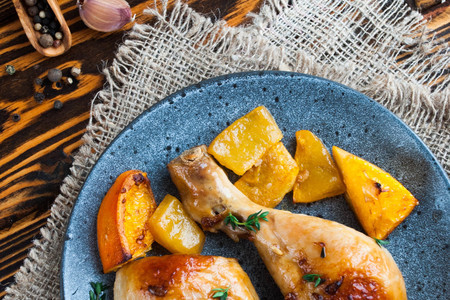 Фото к рецепту: Курица с тыквой и апельсином