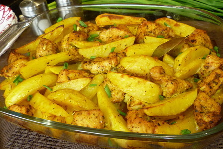 Фото к рецепту: Филе индейки запечённое с картошкой в духовке