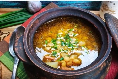 Фото к рецепту: Гороховый суп в горшочке
