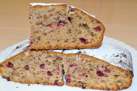 Фото к рецепту: Постный "монастырский пирог" с орехами и ягодами
