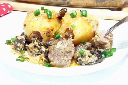 Фото к рецепту: Фаршированный картофель с мясом и грибами в сливочном соусе
