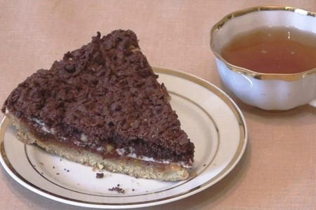 Фото к рецепту: Тертый пирог с вареньем и орехами