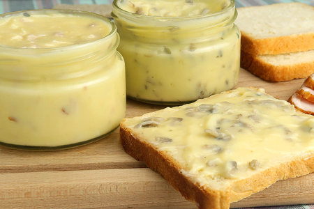 Фото к рецепту: Плавленый сыр из творога с беконом и грибами за 20 минут