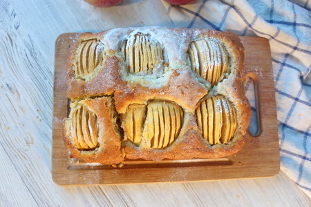 Фото к рецепту: Немецкая яблочная шарлотка на кефире с яблоками