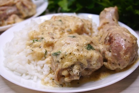 Фото к рецепту: Курица в луково-сметанном соусе