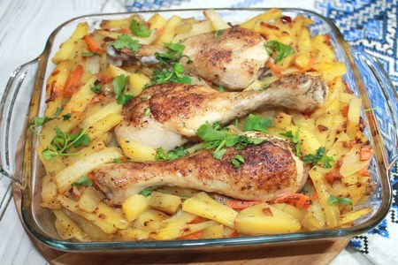 Фото к рецепту: Картошка с куриными голенями