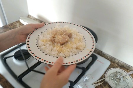 Фото к рецепту: Кролик в сметанно-чесночном соусе