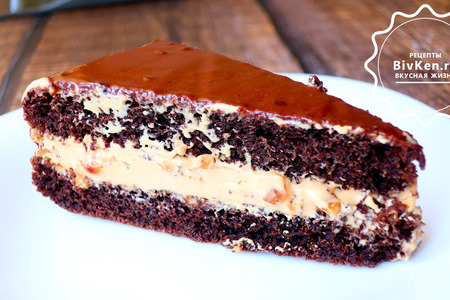 Фото к рецепту: Шоколадный торт сникерс с орешками