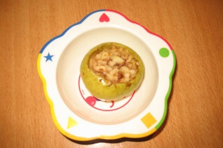 Фото к рецепту: Печеное яблоко с финиками