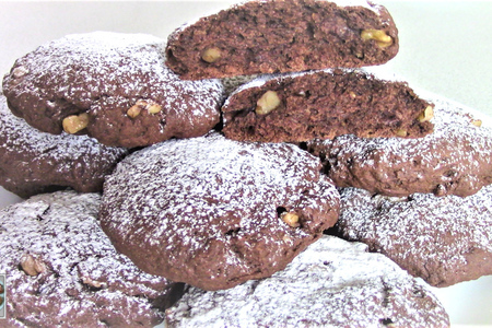 Фото к рецепту: Постное (вегетарианское) шоколадное печенье с орехами