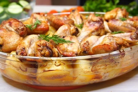 Фото к рецепту: Картофель с куриными крылышками