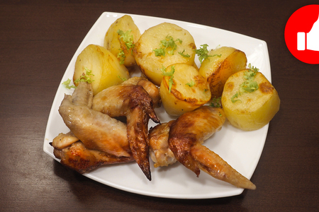 Фото к рецепту: Хрустящие куриные крылышки с картошкой
