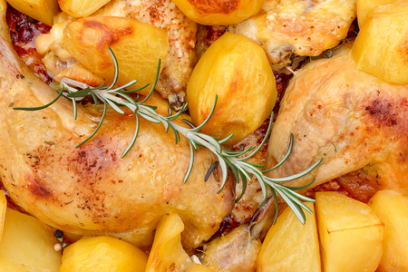 Фото к рецепту: Сочная курица с картошкой в духовке