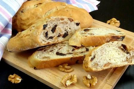 Фото к рецепту: Хлеб с орехами и сухофруктами