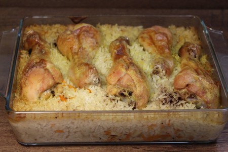 Фото к рецепту: Рис с курицей в духовке