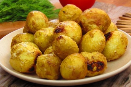 Фото к рецепту: Запеченная молодая картошка