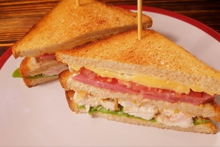 Фото к рецепту: Клаб сэндвич с курицей и ветчиной