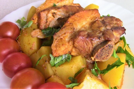 Фото к рецепту: Свиные ребрышки с картофелем в духовке