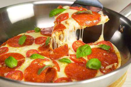 Фото к рецепту: Пицца на сковороде. итальянская кухня