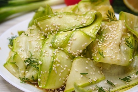 Фото к рецепту: Салат с кабачками "удивительный"
