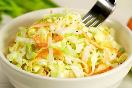 Фото к рецепту: Салат из капусты "коул слоу"