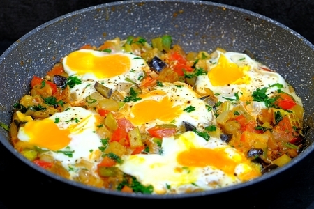 Фото к рецепту: Завтрак из овощей и яиц
