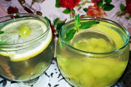 Фото к рецепту:  напиток из винограда,лимона и мяты.