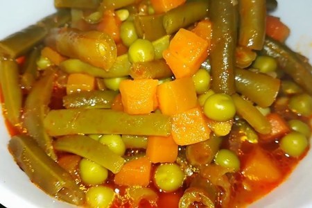 Фото к рецепту: Тушенная с овощами стручковая фасоль