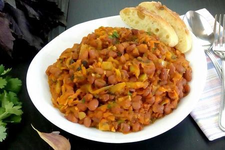 Фото к рецепту: Фасоль с овощами в томатном соусе