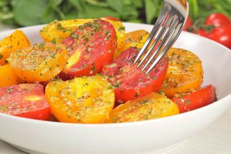 Аппетитные помидоры в остром чесночном соусе